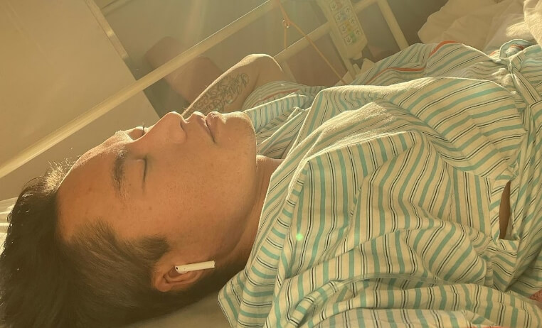 手術を行う竹内力也の写真