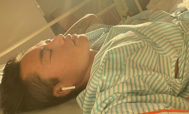 手術を行う竹内力也の写真