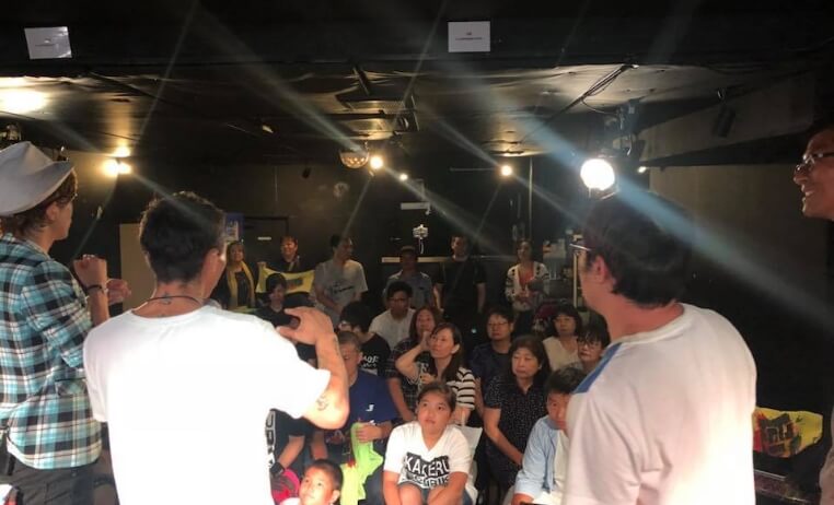 ライブハウスでの講演の写真